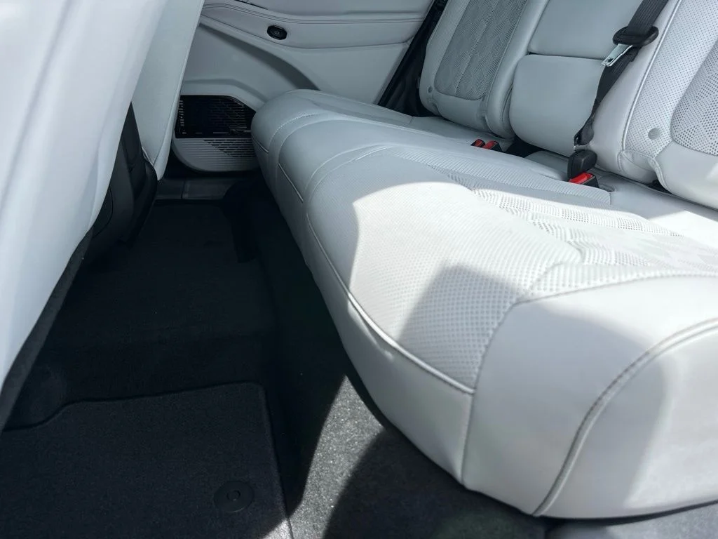 New 2026 Bright White Clear-Coat Exterior Paint Jeep Overland image 17