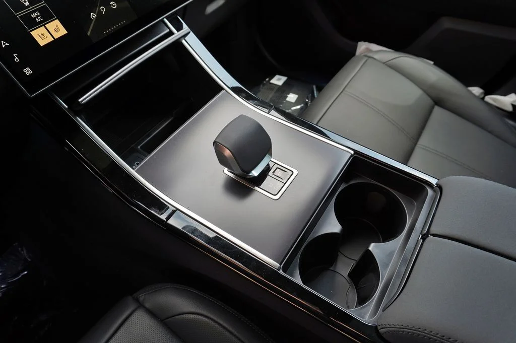 New 2026 Santorini Black Land Rover Dynamic SE image 28