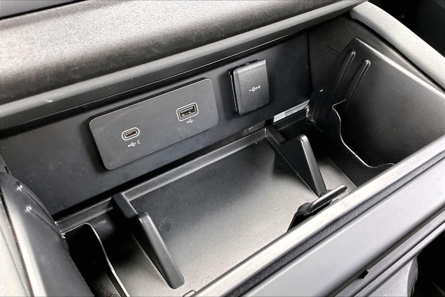 Used 2023 Eiger Grey Metallic Land Rover X-Dynamic SE image 32
