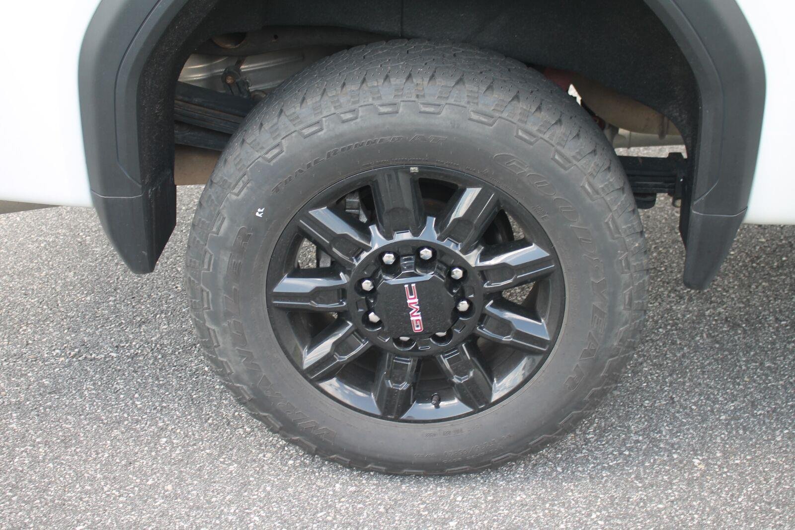 Used 2024 Summit White GMC AT4 image 33