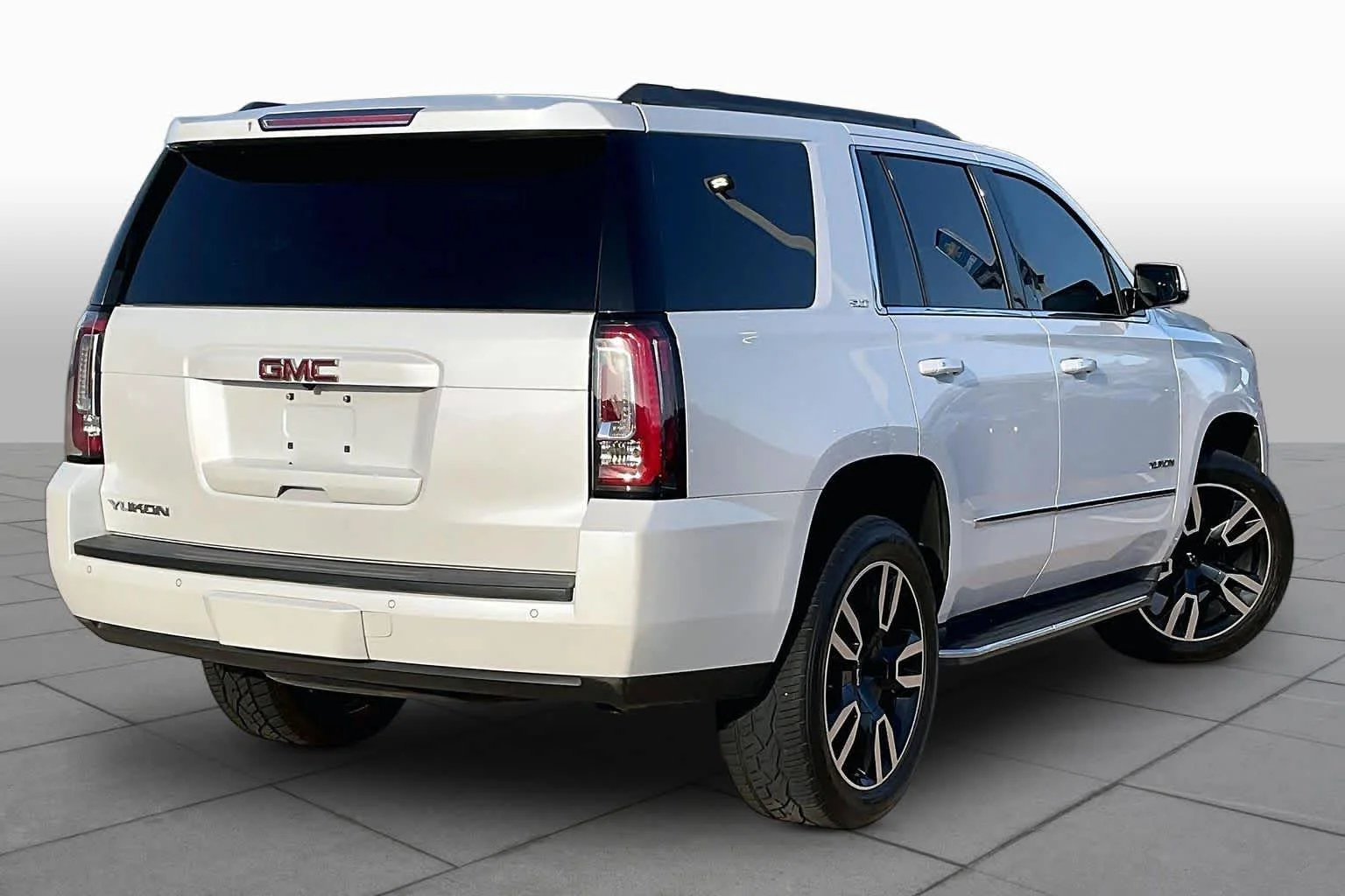 Used 2017 White Frost Tricoat GMC SLT image 13