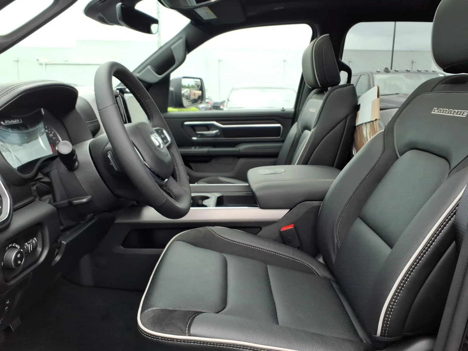 New 2026 Diamond Black Crystal Pearl-Coat Exterior Paint RAM Laramie image 12