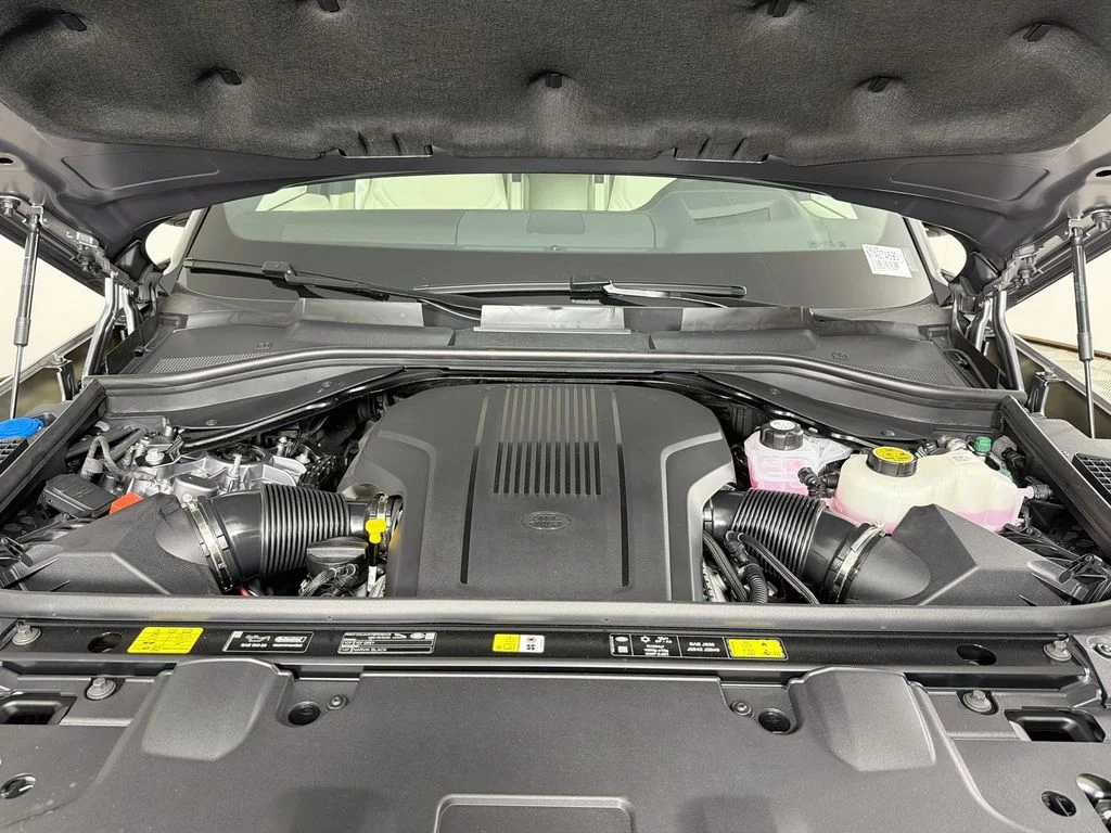 New 2026 Eiger Grey Land Rover SE image 32