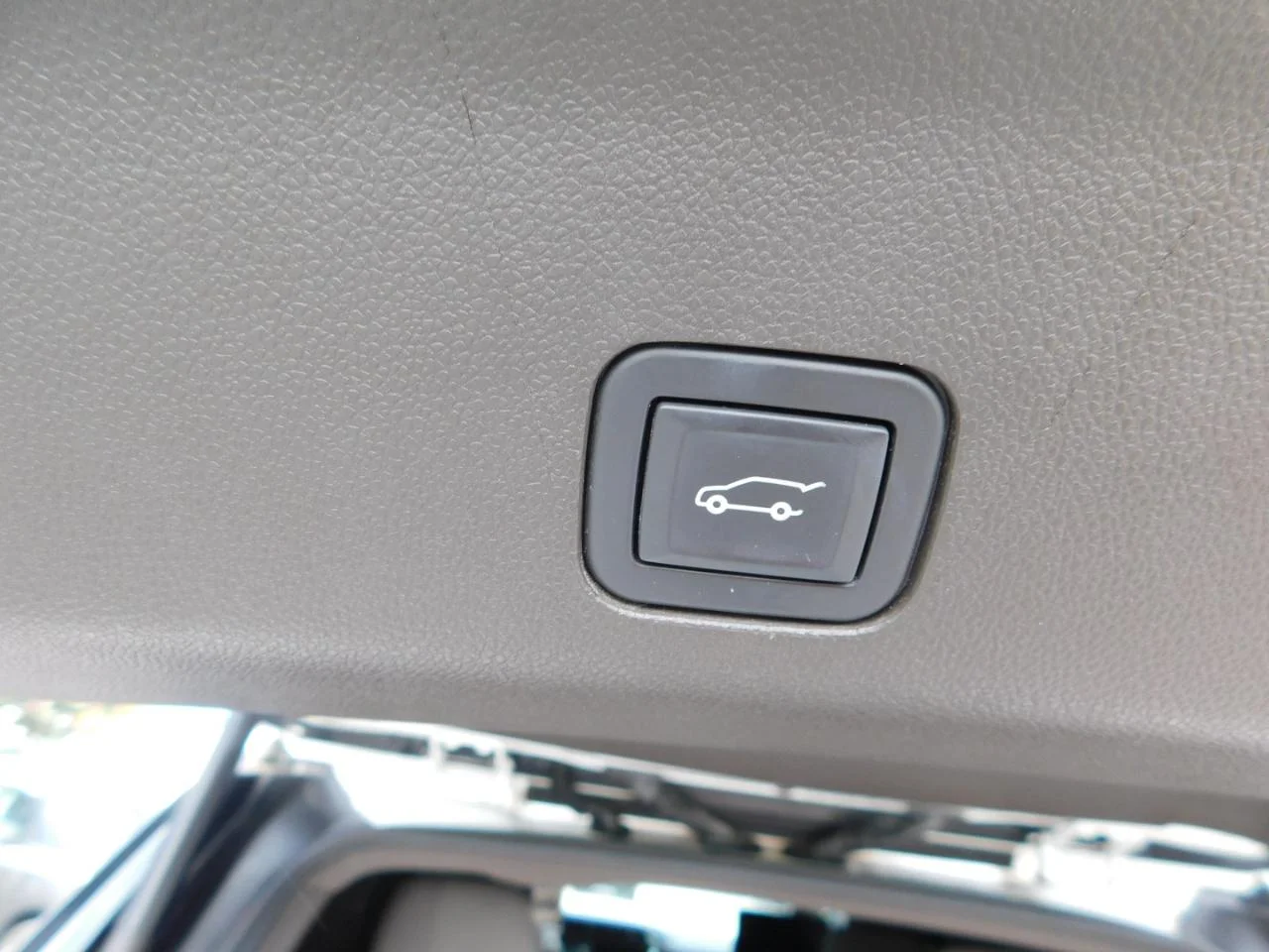 Used 2021 White GMC 4WD 4dr Denali image 27