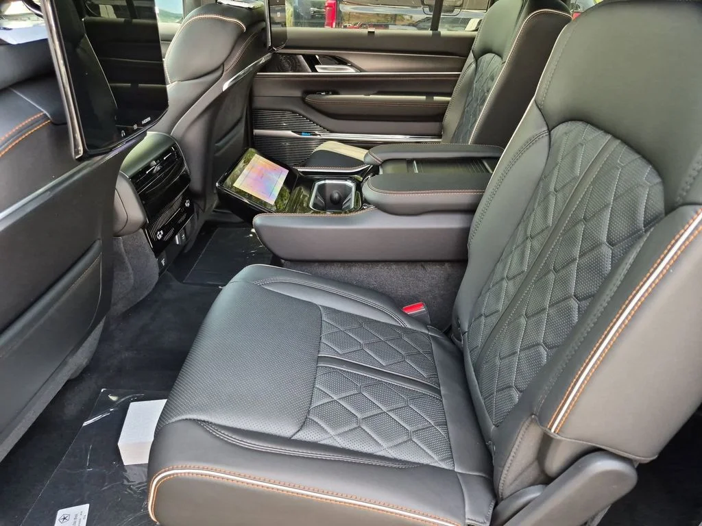 New 2026 Bright White Clear-Coat Exterior Paint Jeep Summit Reserve image 21