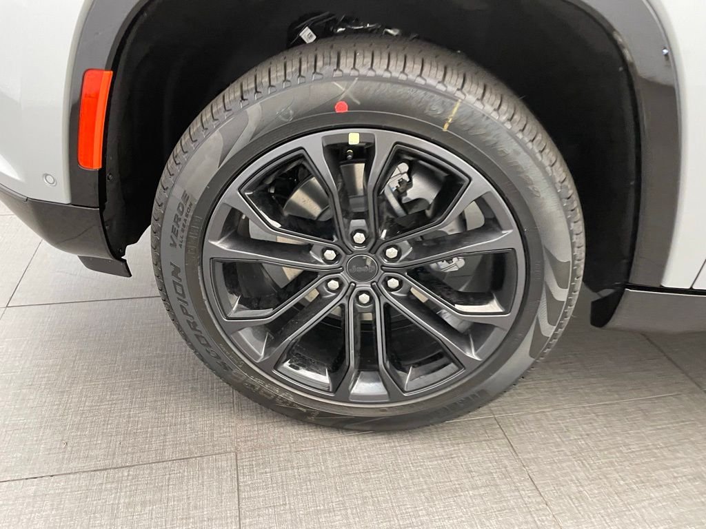 New 2026 Silver-Zynith Exterior Paint Jeep Summit Obsidian image 10