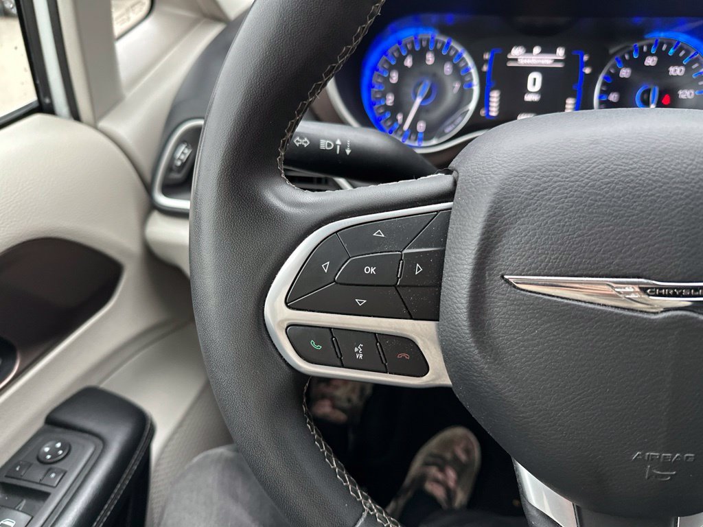 Used 2022 White Chrysler LX image 52