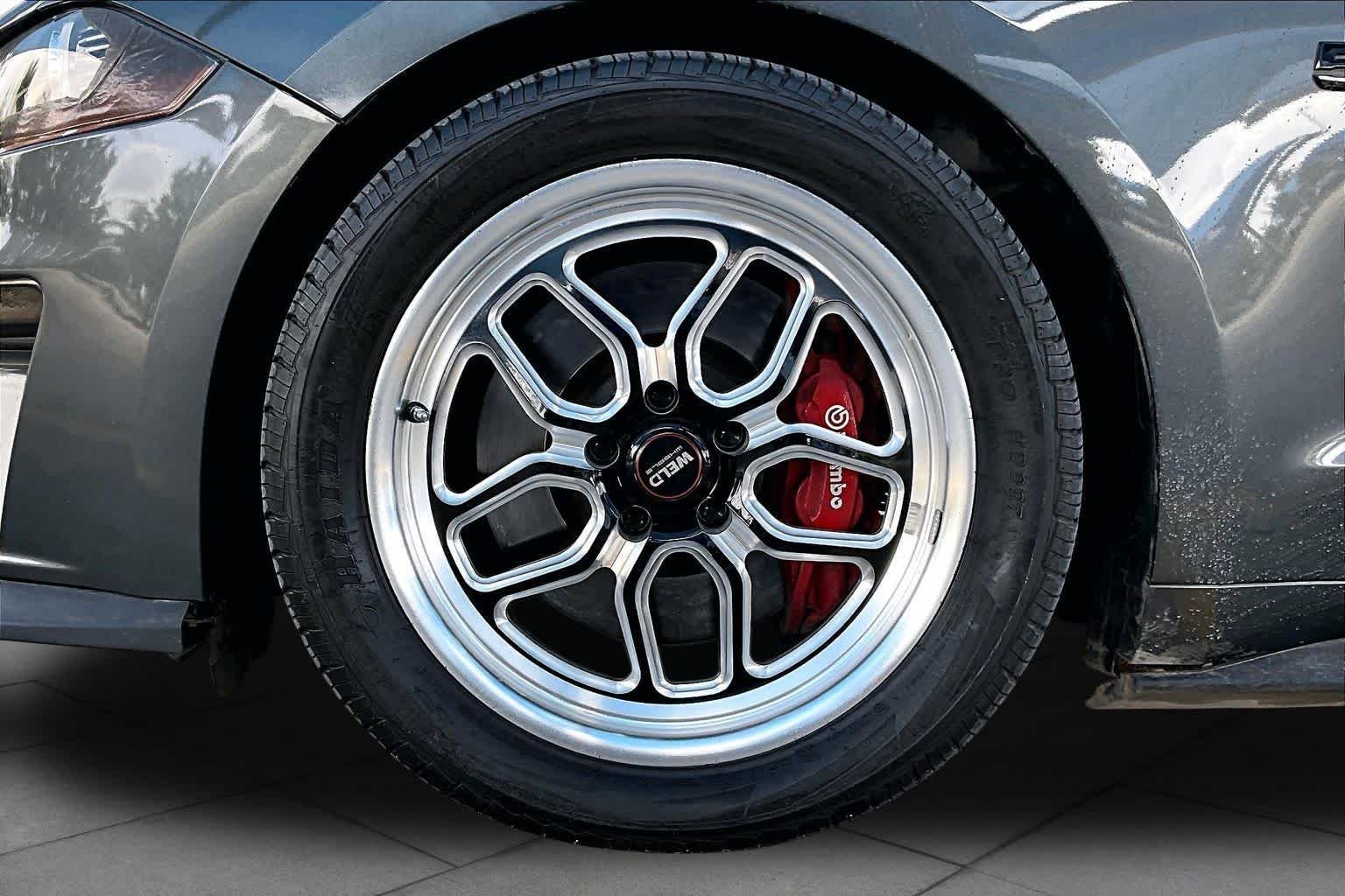 Used 2019 Magnetic Metallic Ford GT Premium image 10