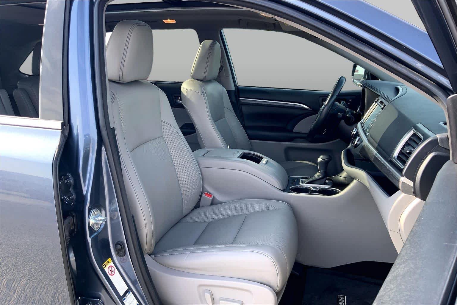 Used 2018 Shoreline Blue Pearl Toyota Limited Platinum image 9