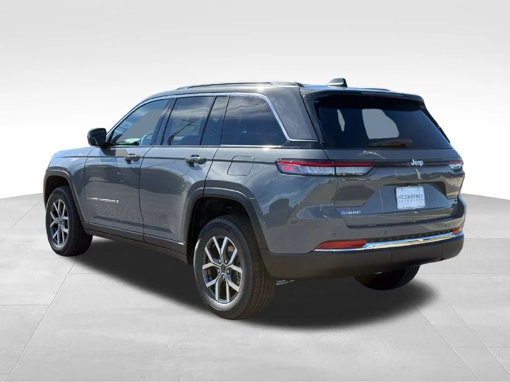 New 2027 Sting-Gray Clear-Coat Paint Jeep Laredo image 3