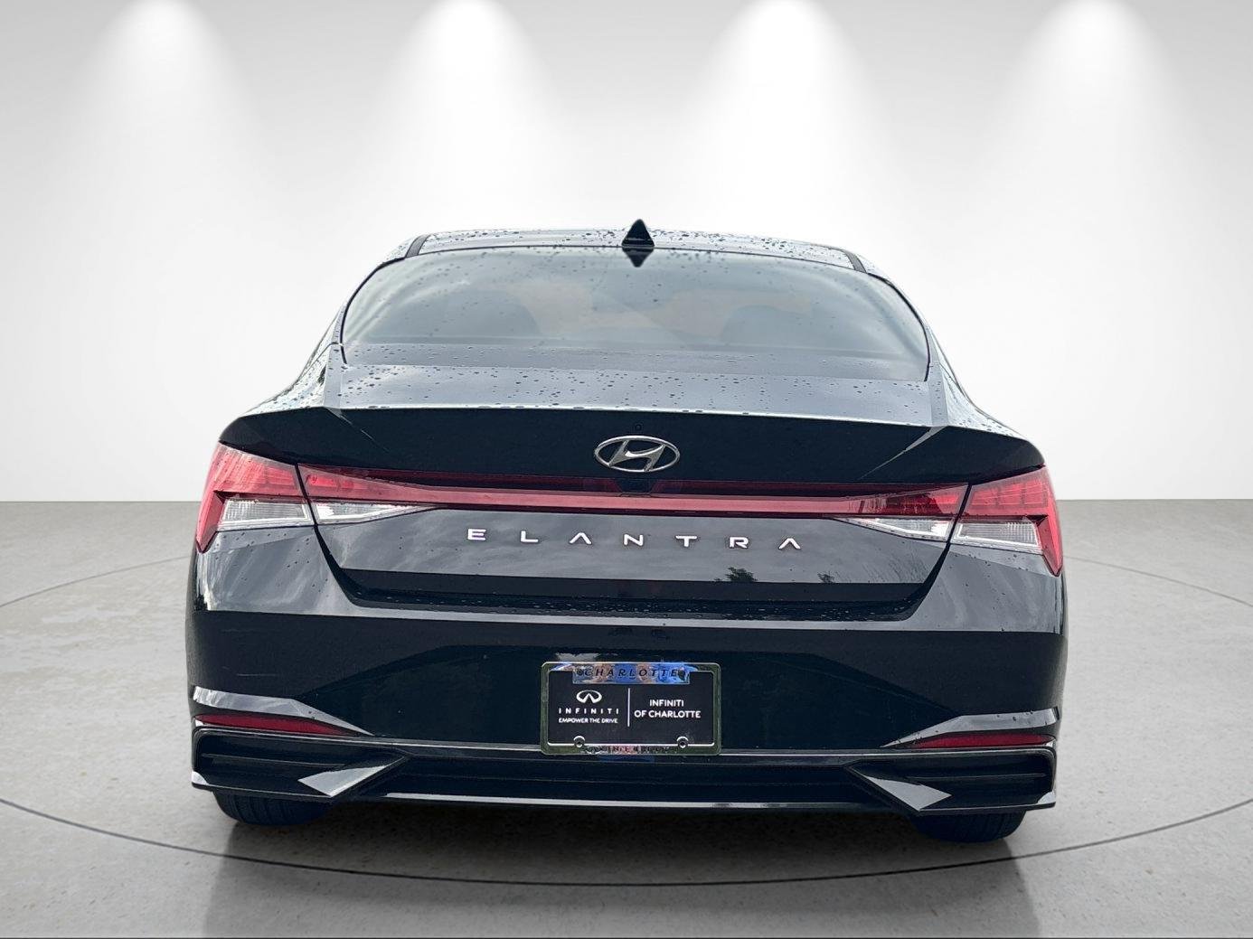 Used 2022 Phantom Black Hyundai SEL image 4