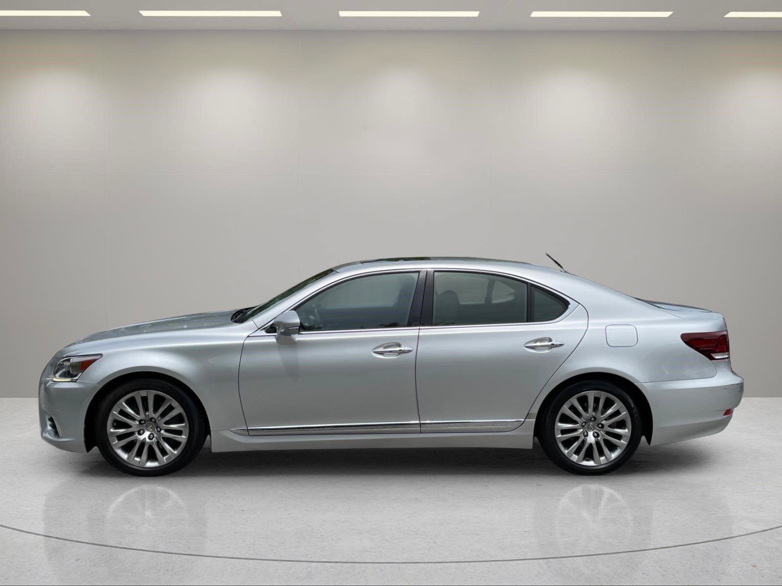 Used 2015 Liquid Platinum Lexus  image 2