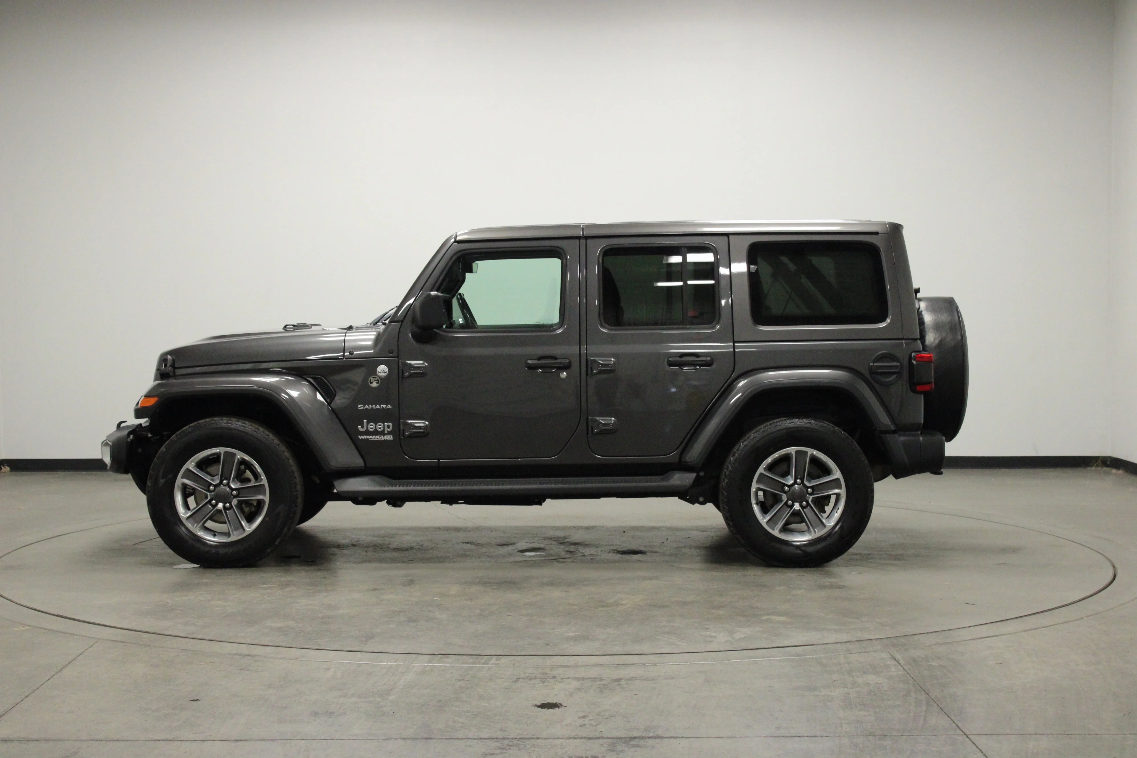 Used 2021 Granite Crystal Metallic Clearcoat Jeep Sahara image 5