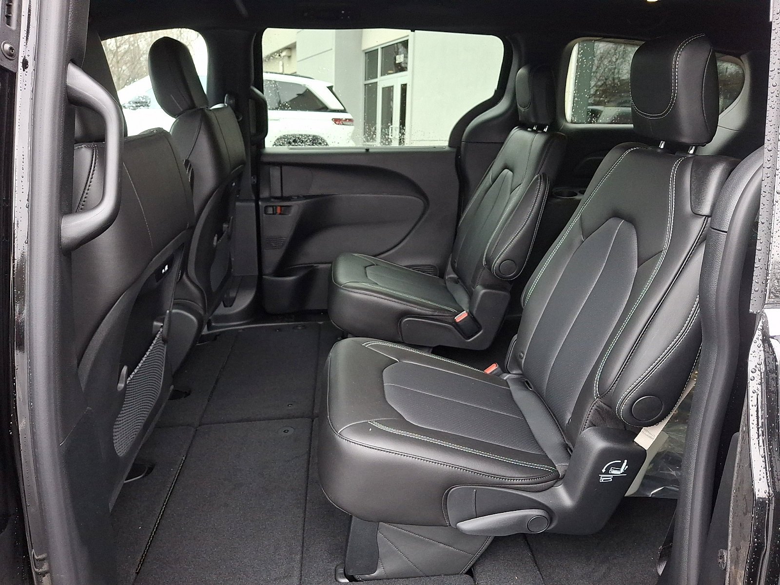 New 2026 Diamond Black Crystal Pearl-Coat Exterior Paint Chrysler Select image 6