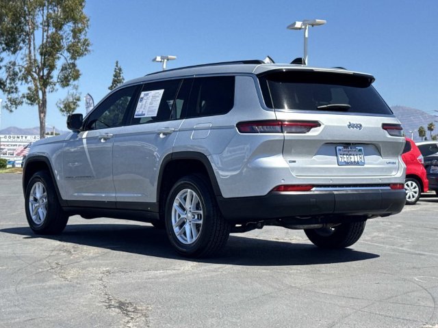 Used 2023 Silver Jeep Laredo image 3