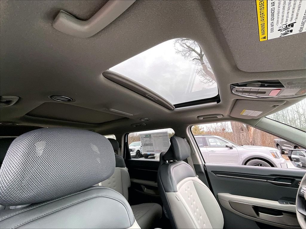 New 2026 Glacial White Pearl Kia Wind image 18