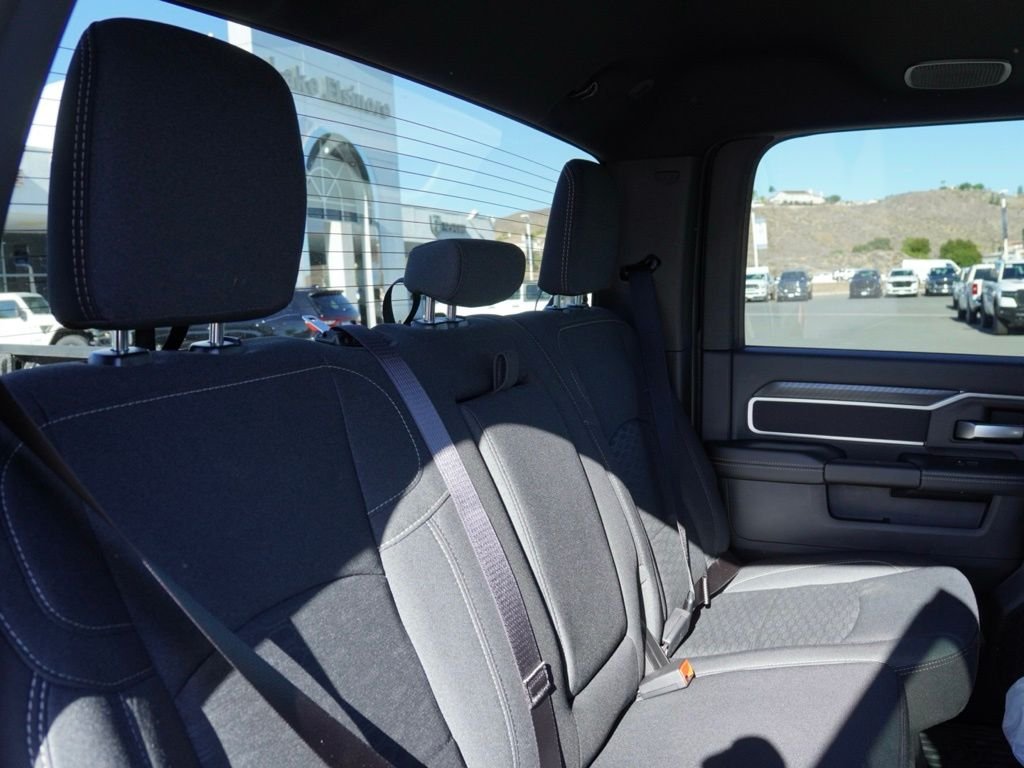 New 2026 Diamond Black Crystal Pearl-Coat Exterior Paint RAM Big Horn Night Edition image 24