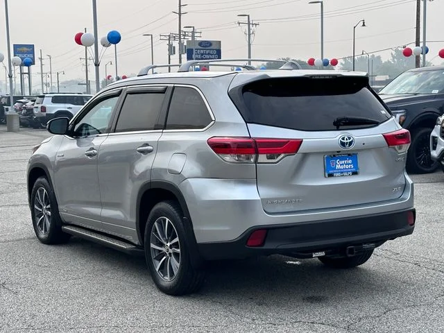Used 2018 Silver Toyota XLE image 5