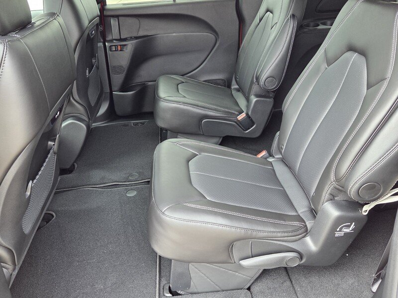 New 2027 Red Hot Pearl-Coat Exterior Paint Chrysler SELECT FWD image 12