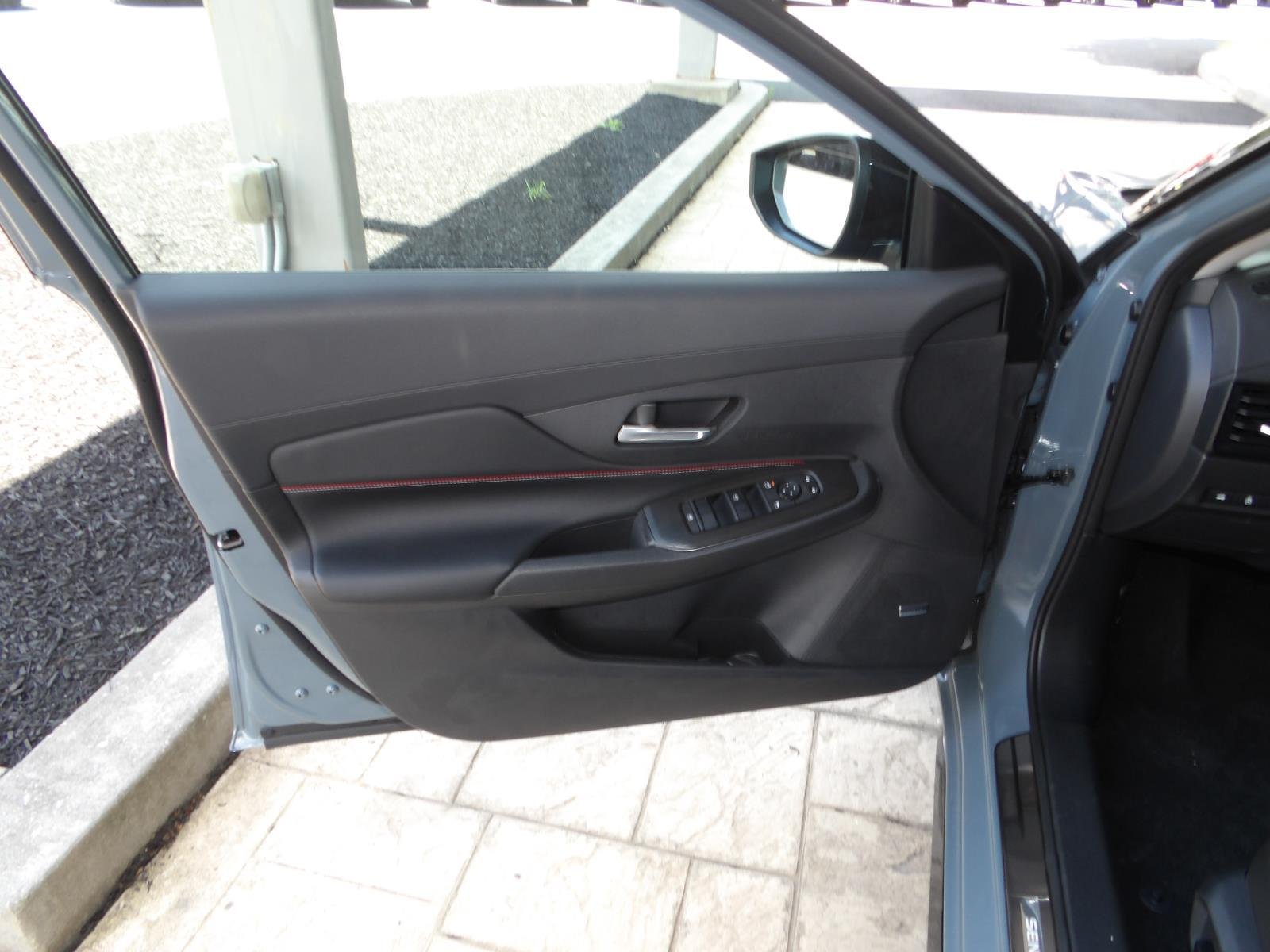 New 2026 Atlantic Gray Metallic / Super Black Two-tone Nissan SR image 20
