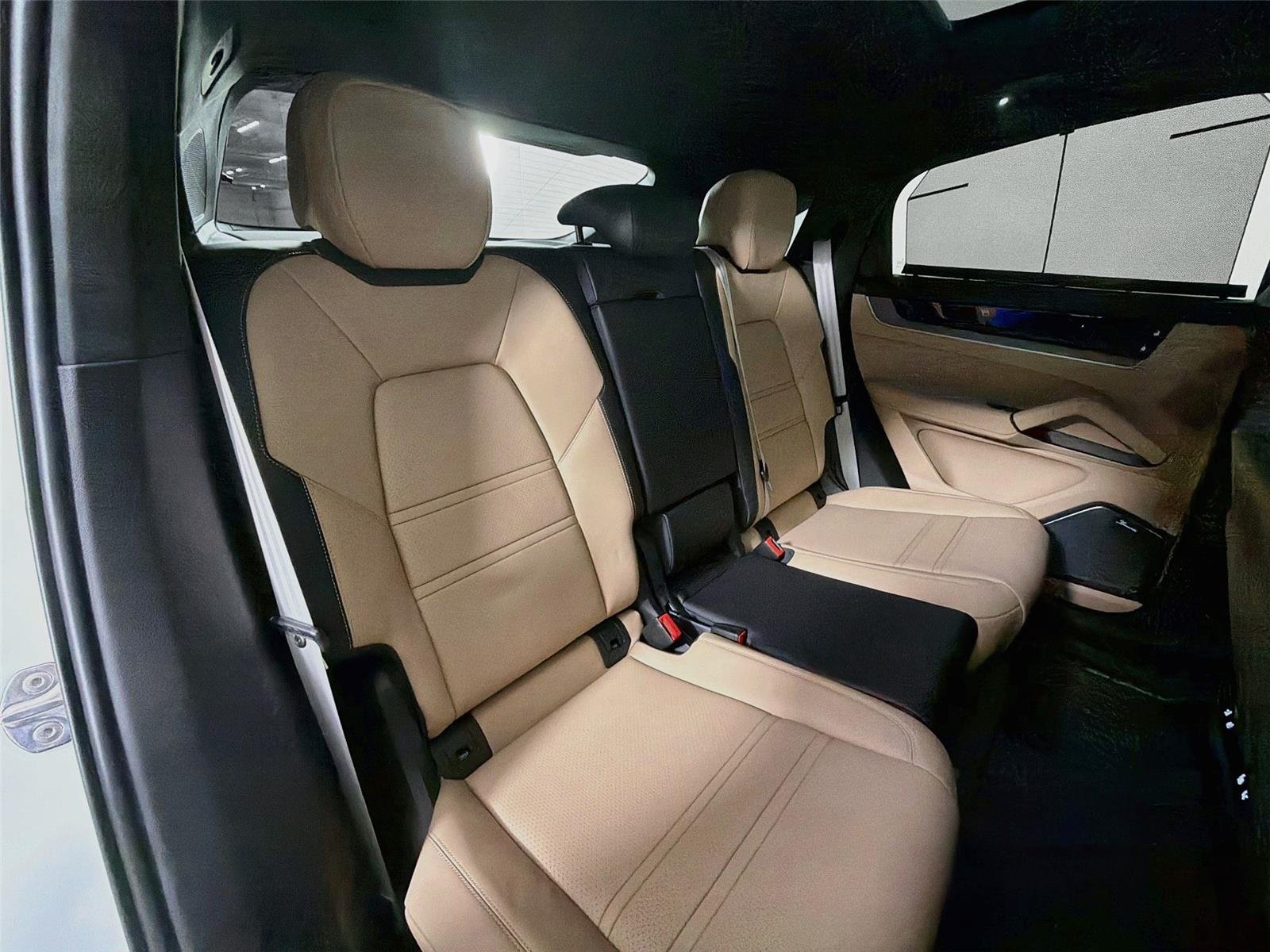 Certified Used 2025 Carrara White Metallic Porsche Turbo E-Hybrid Coupé image 26