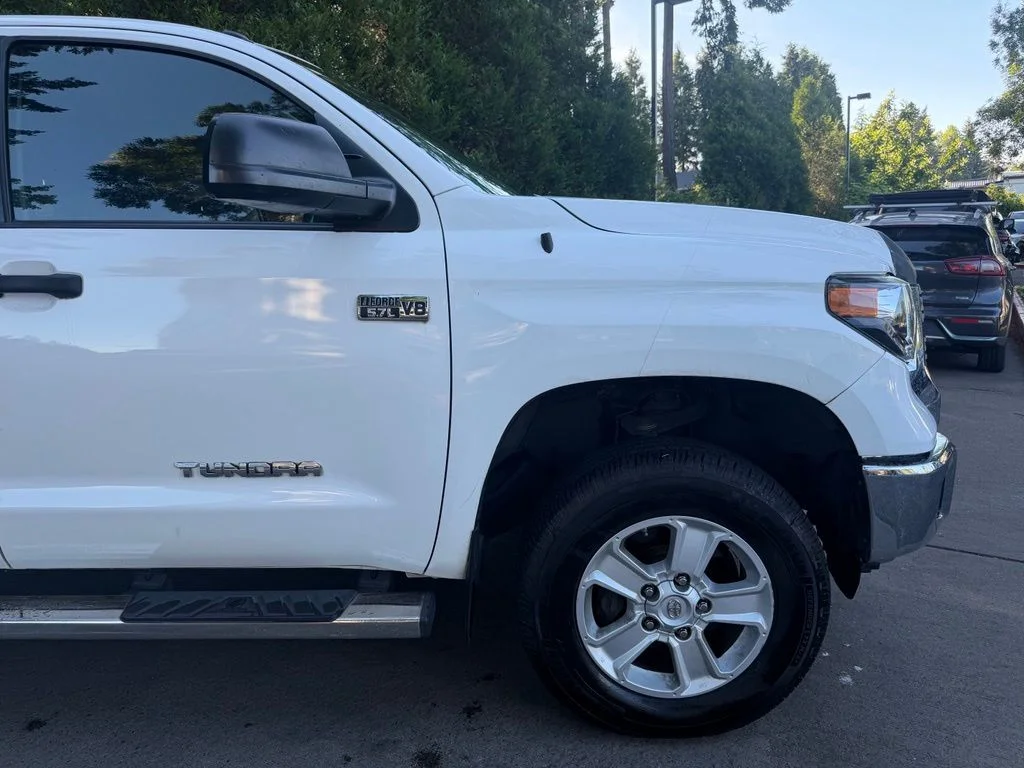 Used 2018 Super White Toyota SR5 image 3
