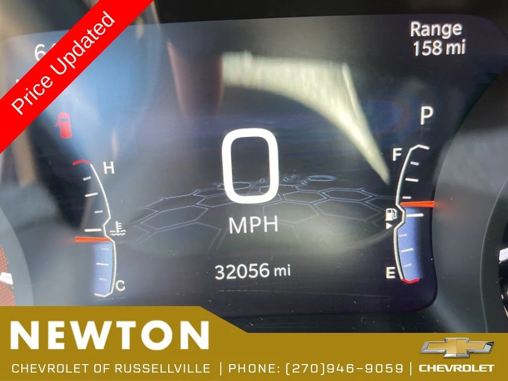 Used 2025 Bright White Clearcoat Jeep Latitude image 17