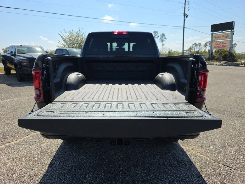 New 2026 Diamond Black Crystal Pearl-Coat Exterior Paint RAM Tradesman image 32