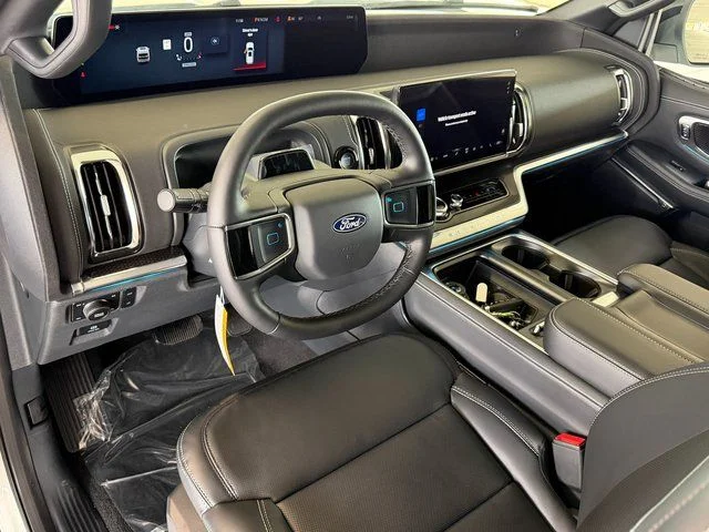 New 2027 Star White Metallic Tri-Coat Ford Platinum image 23