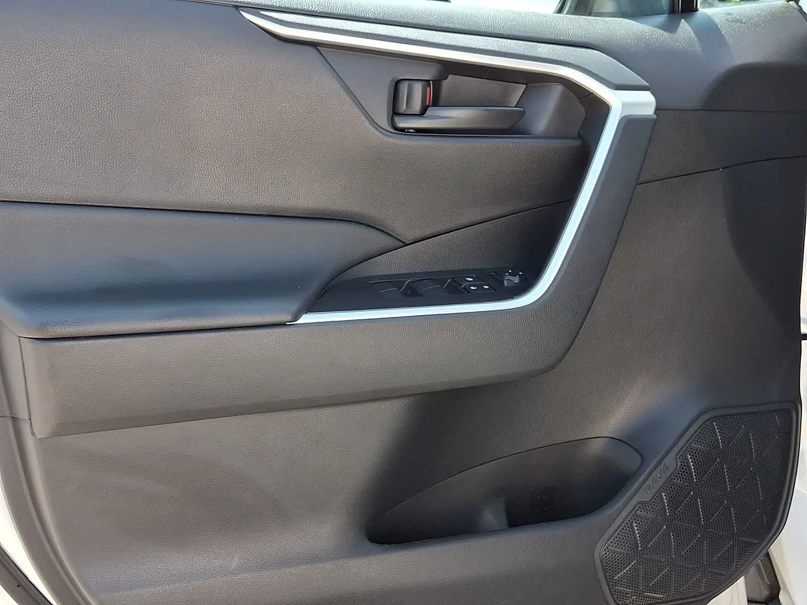 Certified Used 2025 Ice Cap Toyota Hybrid LE image 16