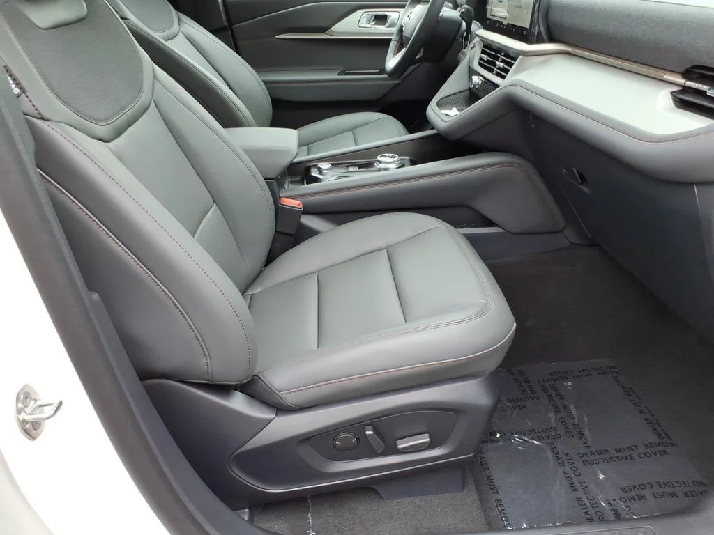 New 2026 Star White Metallic Tri-Coat Ford Active image 8