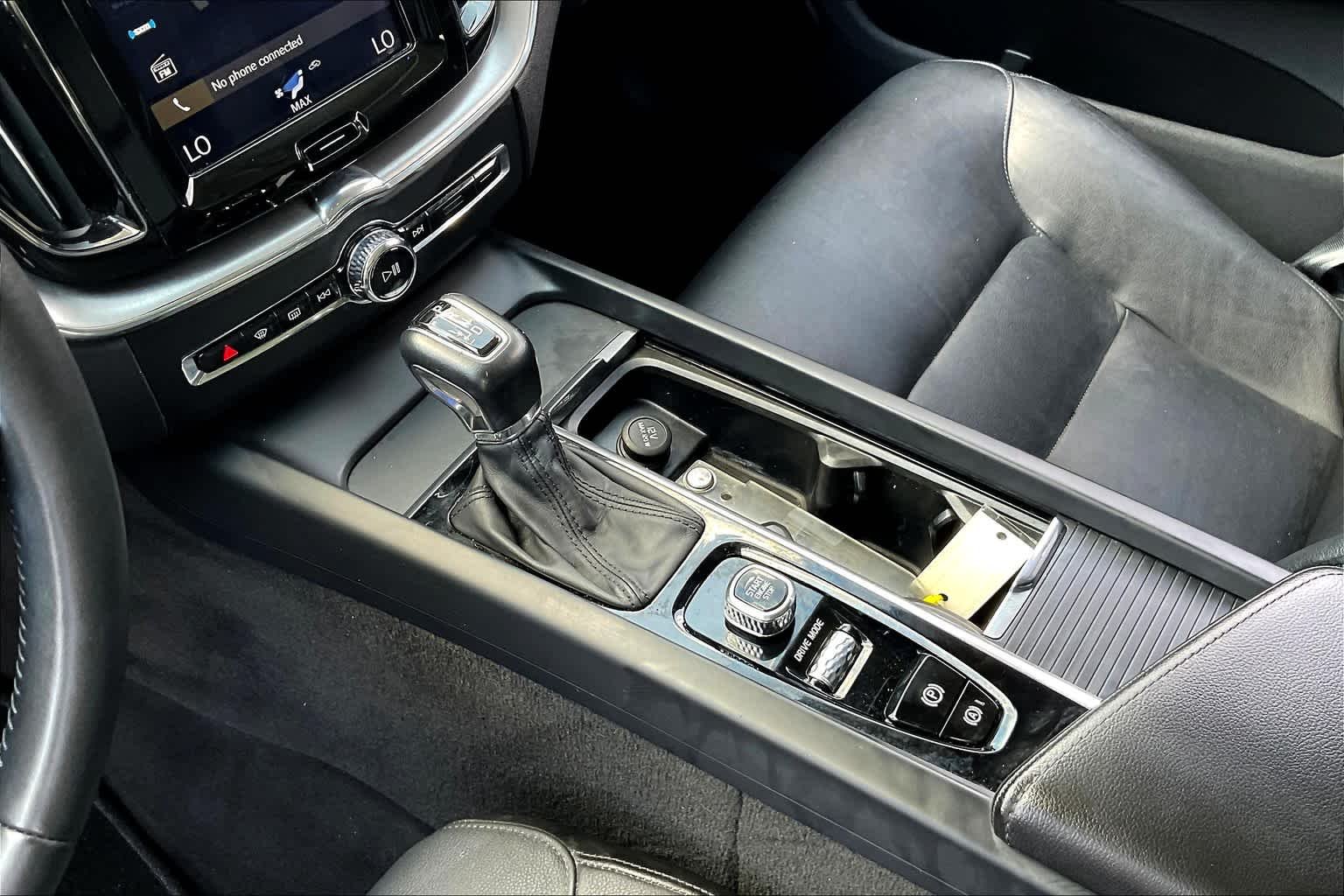Used 2019 Onyx Black Metallic Volvo Momentum image 16