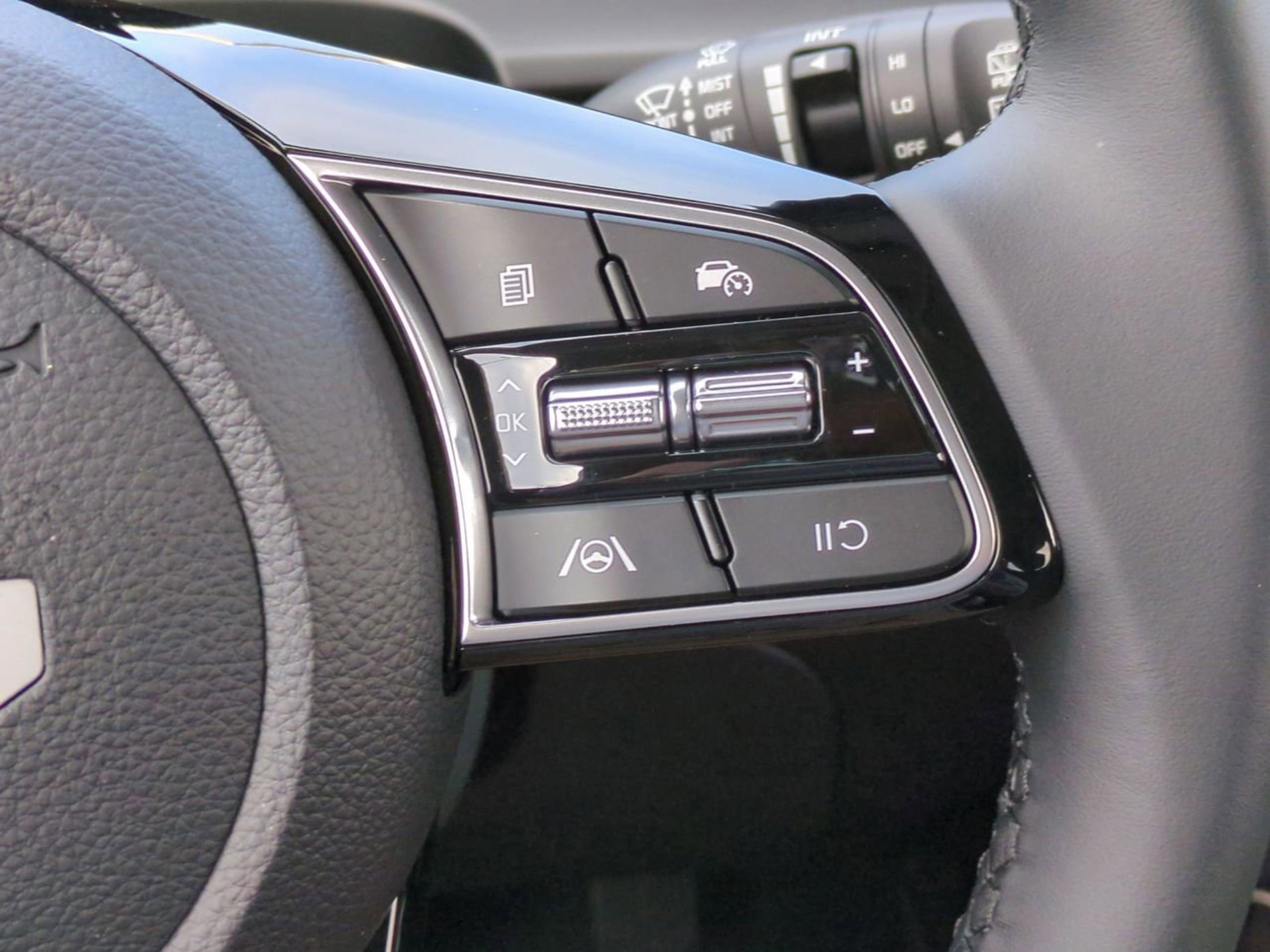 New 2026 Clear White / Black Roof Kia S image 24