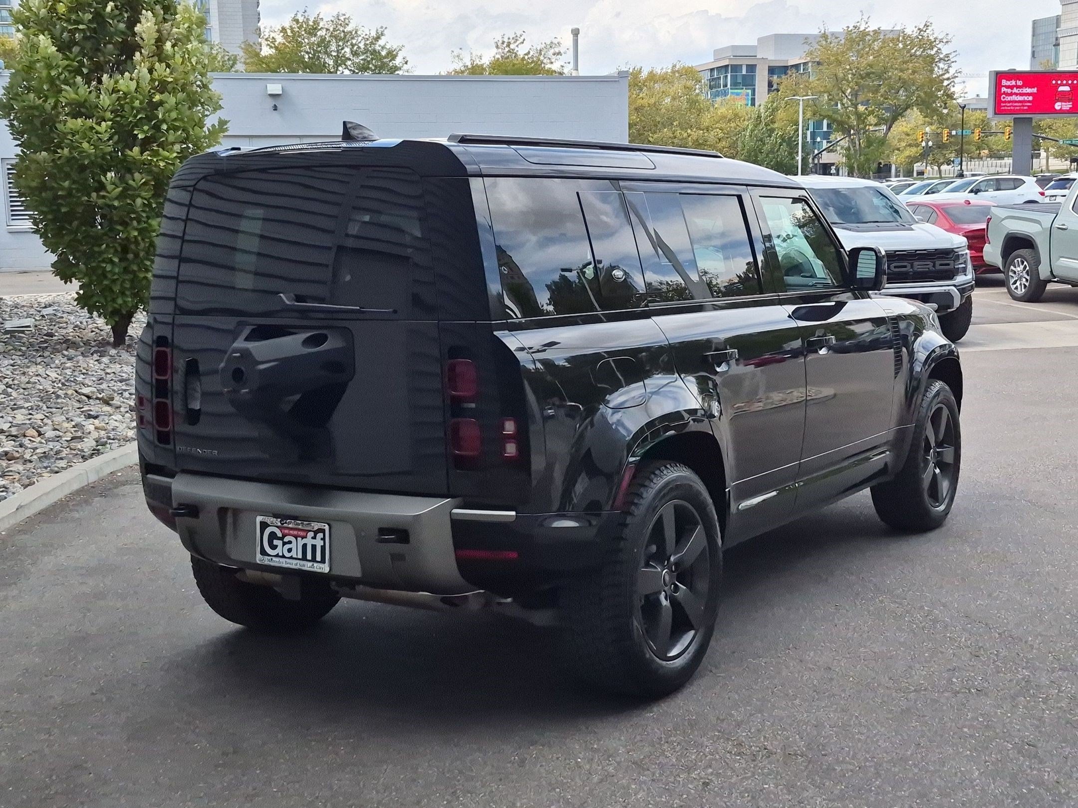 Used 2024 Black Land Rover X-Dynamic SE image 3