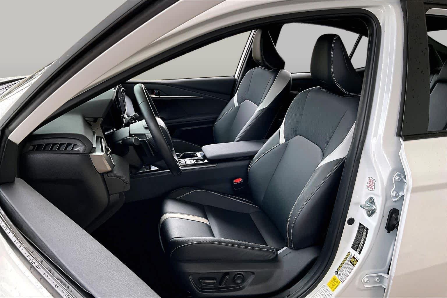 Used 2025 Ice Cap Toyota SE image 7