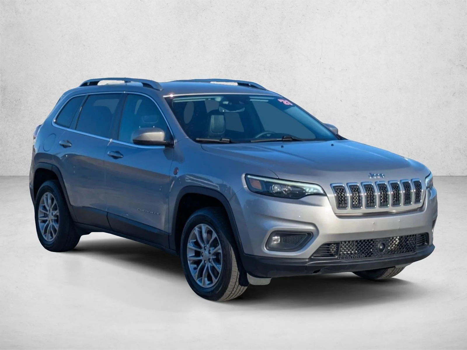 Used 2021 Billet Silver Metallic Clearcoat Jeep Latitude Lux image 3