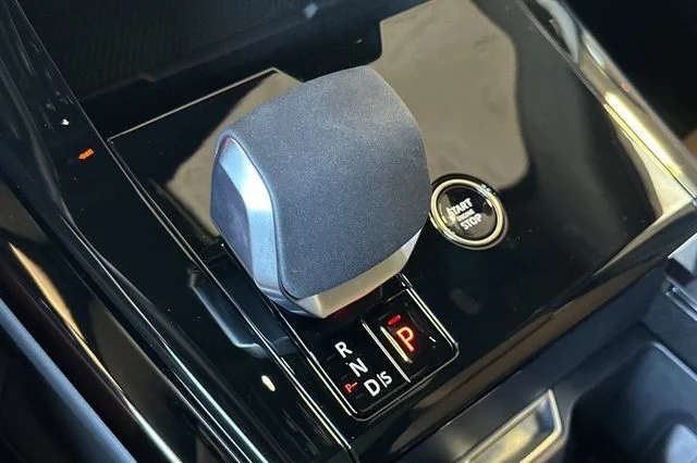 New 2026 Santorini Black Land Rover Dynamic SE image 21