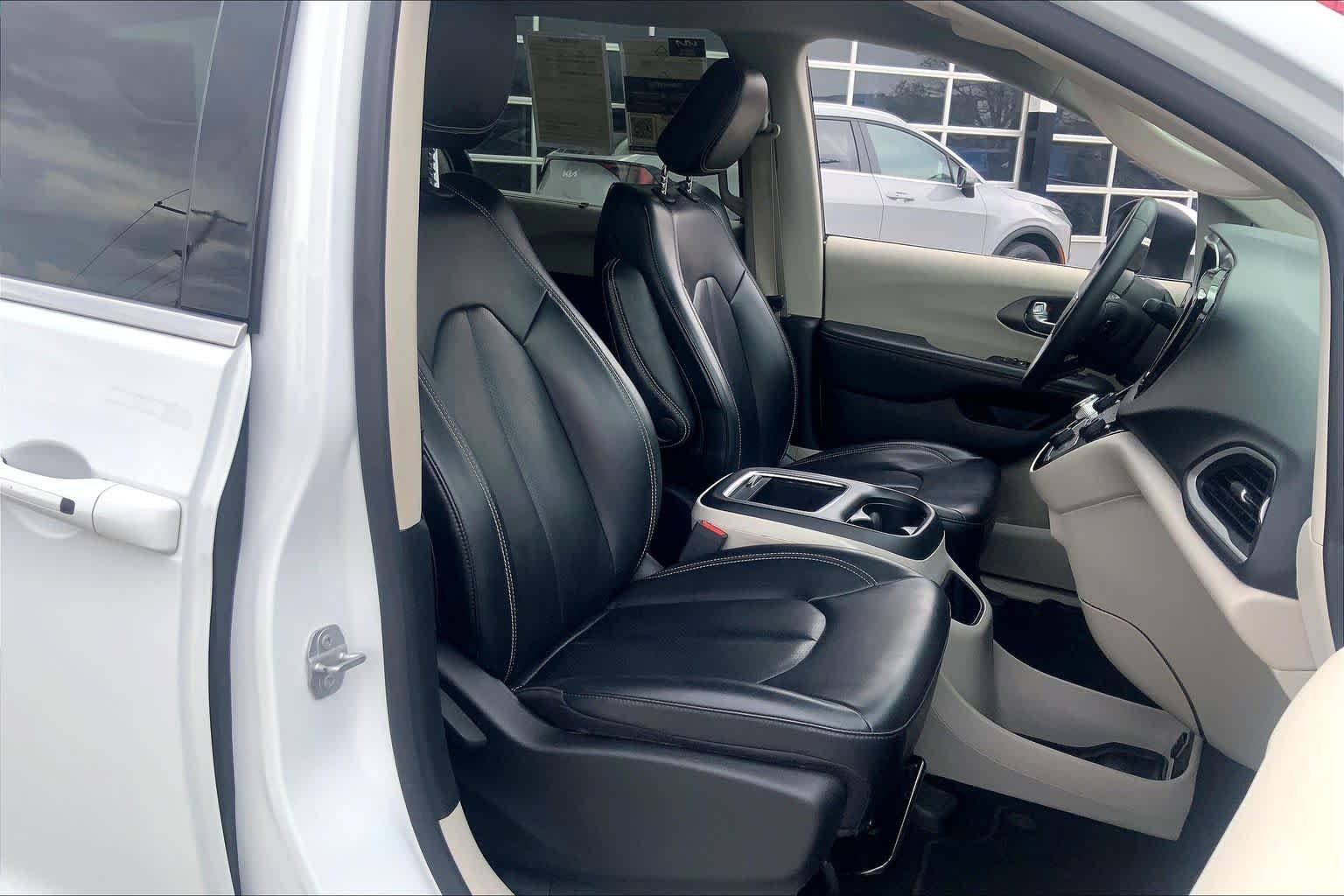 Used 2023 Bright White Clearcoat Chrysler Touring L image 16