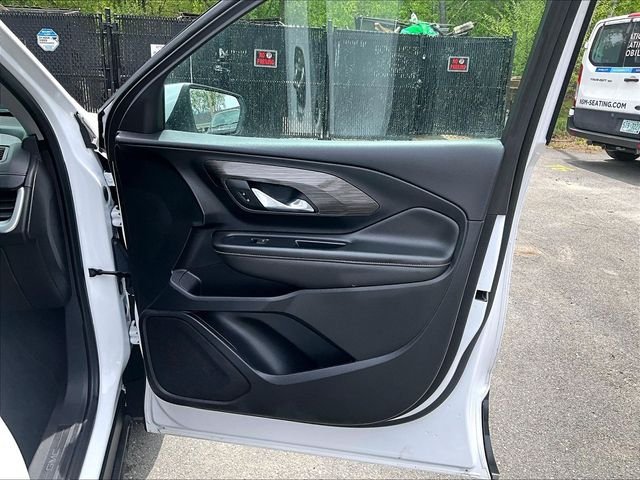 Used 2024 White GMC SLT image 19