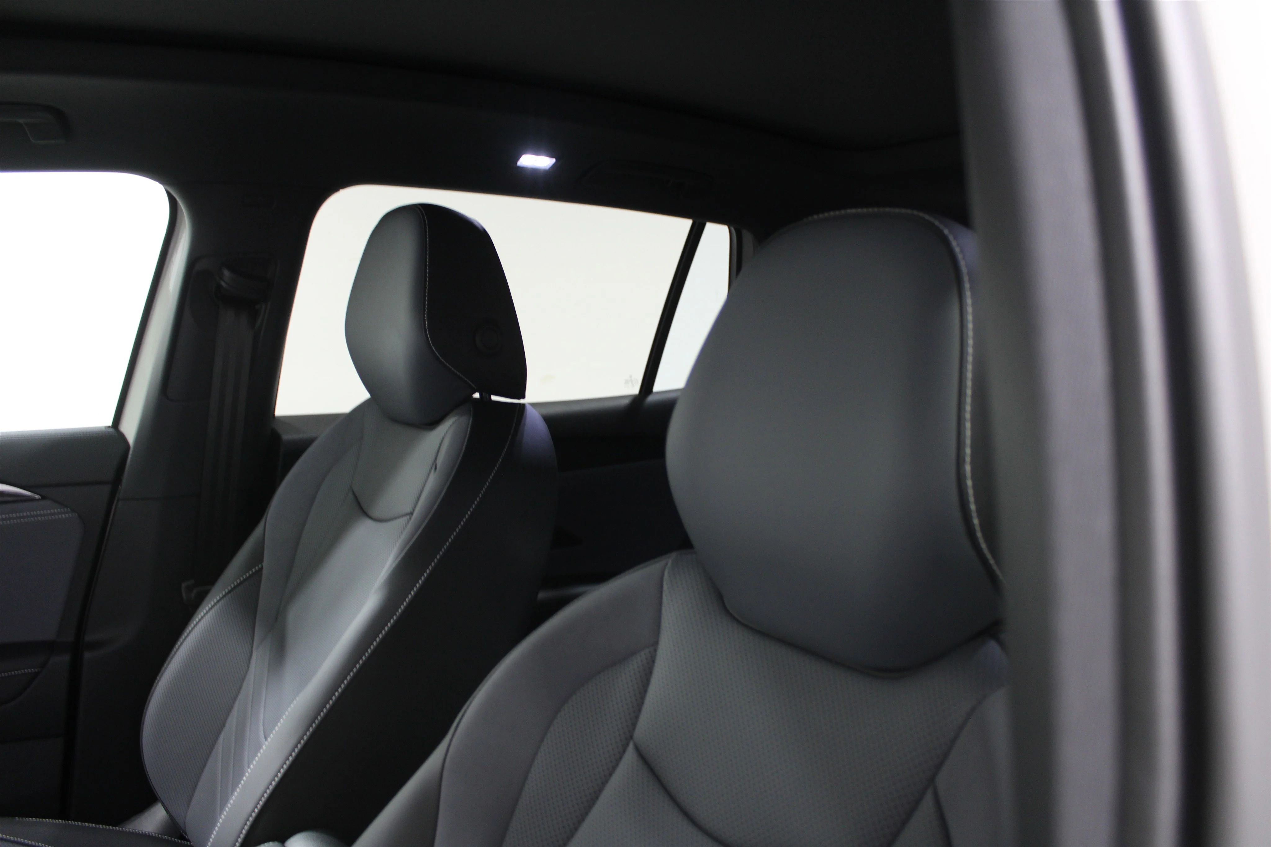 New 2026 Sandstone Volkswagen SE R-Line Black image 5