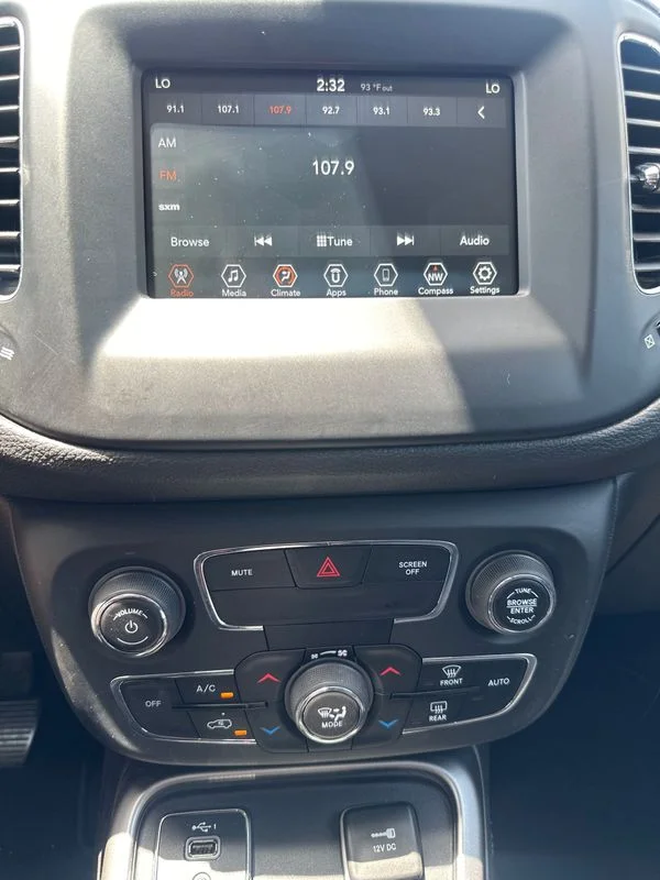 Used 2019  Jeep Latitude FWD image 23