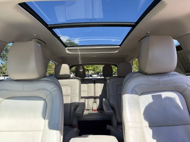Used 2022 White Lincoln Reserve image 22