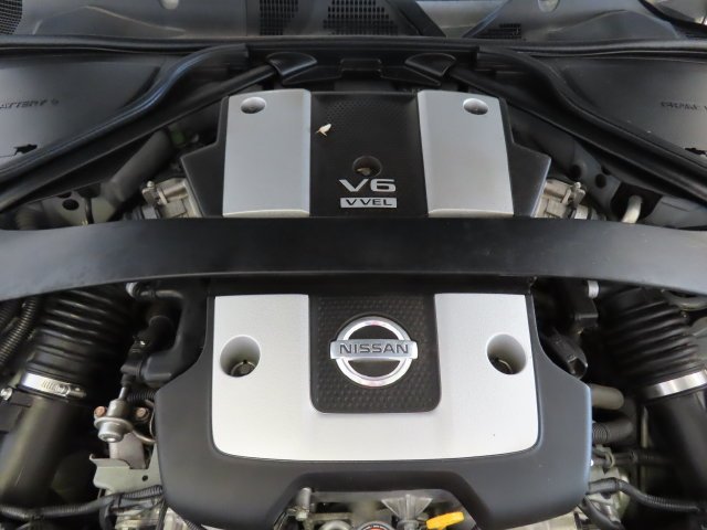 Used 2014 Brilliant Silver Metallic Nissan Base image 28