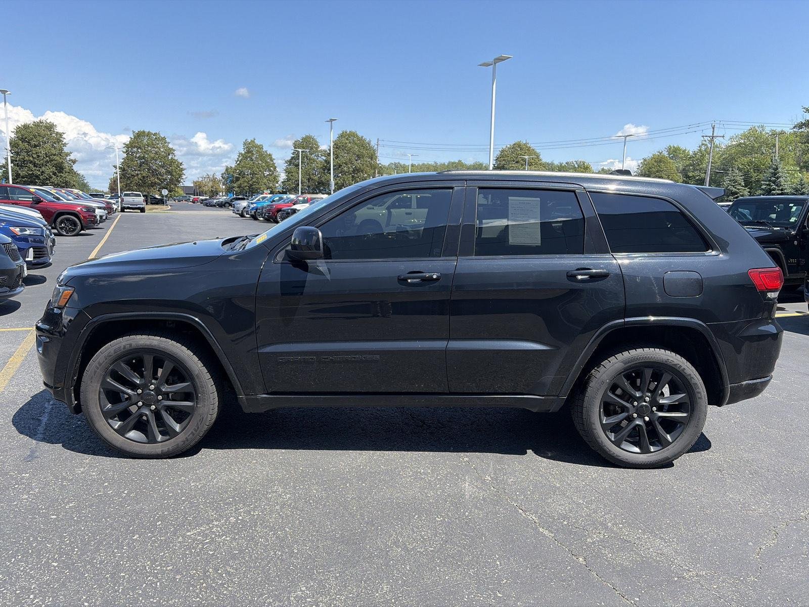 Used 2020 Diamond Black Crystal Pearlcoat Jeep Altitude image 4