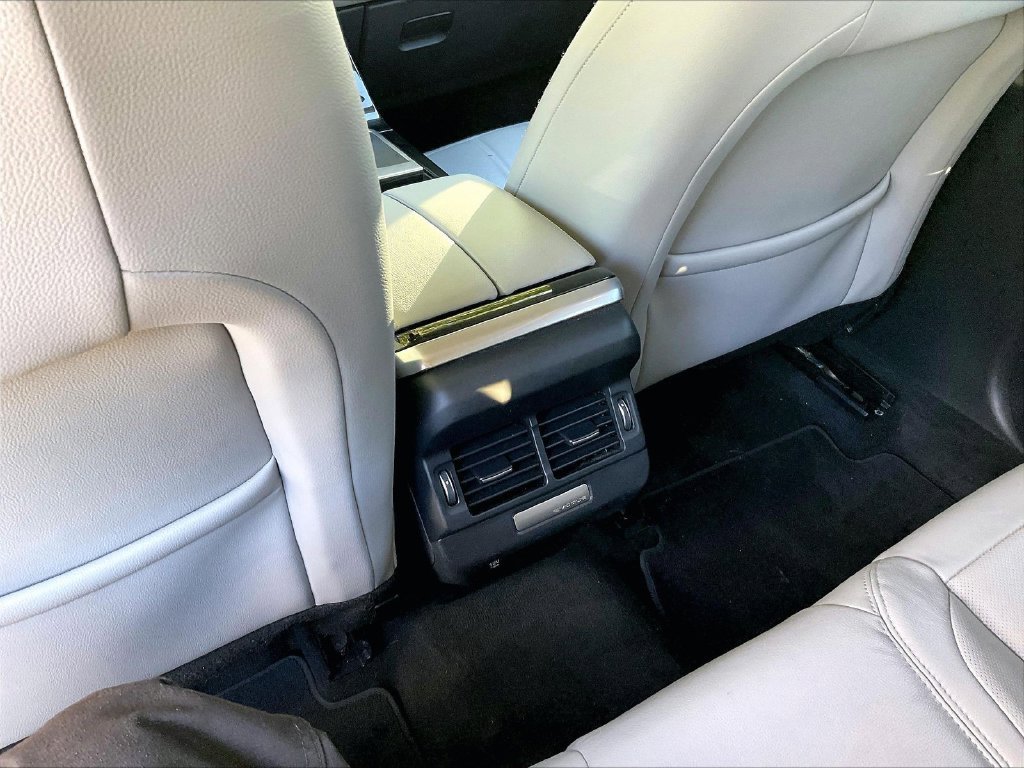 Used 2020 White Land Rover SE image 28