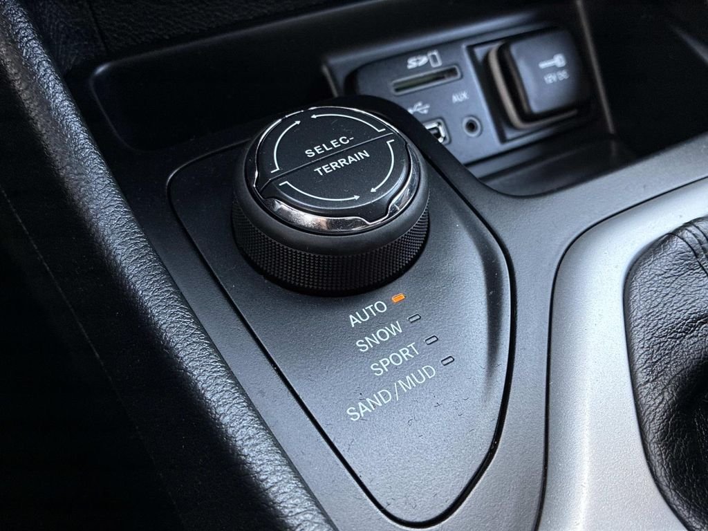Used 2014 Silver Jeep Latitude image 30