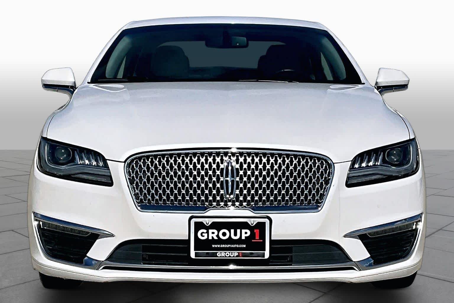 Used 2017 White Platinum Metallic Tri-Coat Lincoln Reserve image 4