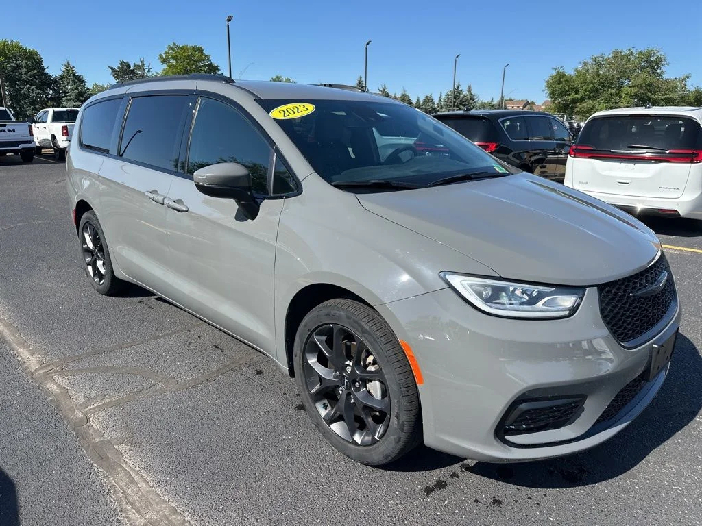 2023 Chrysler Pacifica Touring L AWD's photo