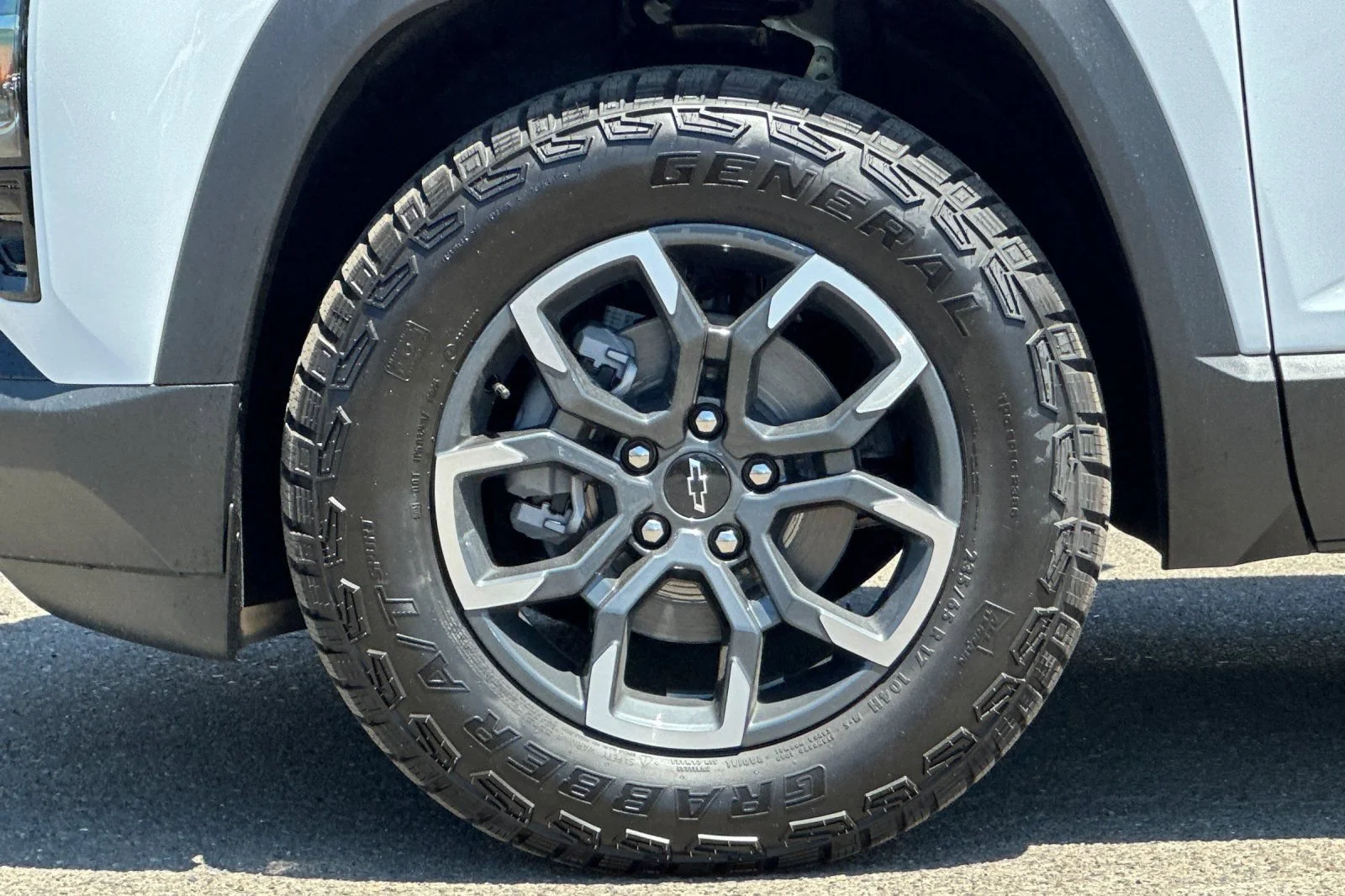 New 2027 Polar White Tricoat Chevrolet ACTIV image 27