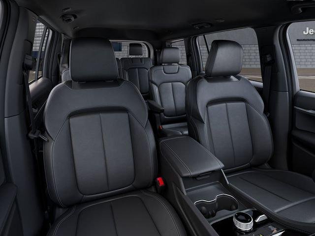 New 2026 Diamond Black Crystal Pearl-Coat Exterior Paint Jeep Limited image 17